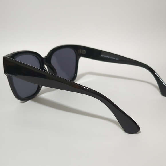 Classic Black Sunglasses - Picture 3 of 5